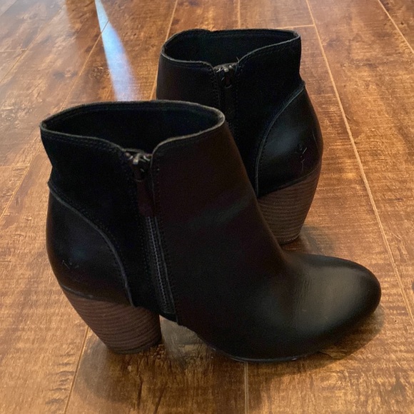 EMU Blumont Boot. Size 8. Leather & Suede. Side zip. Stacked heel. Barely worn. - Picture 9 of 12